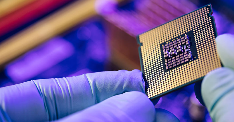 grid_Computer-support-engineer-installing-processor