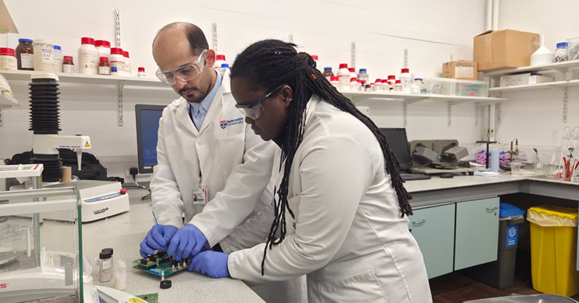 Bassam Aljohani and Ama Aside-Asante pictured in the lab