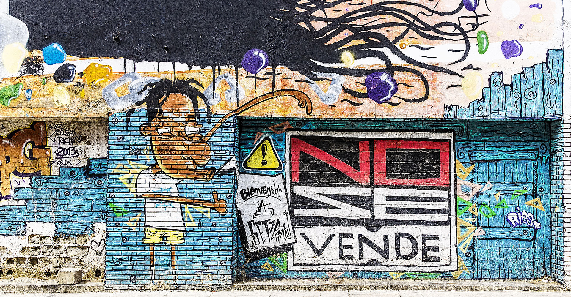 Social Justice: Activism in Latin America. Graffiti on wall, 'No se vende (Not for sale)'.