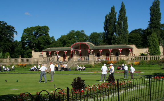 Heaton Park pavilion and bowling green in 2008 (Image credit: Geograph)