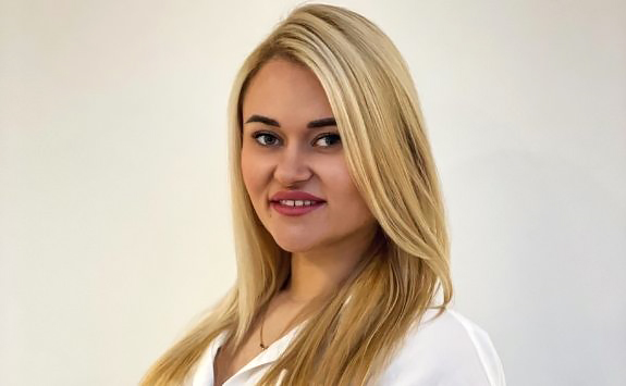 Headshot of MBA alumna Yana Bozhadomava