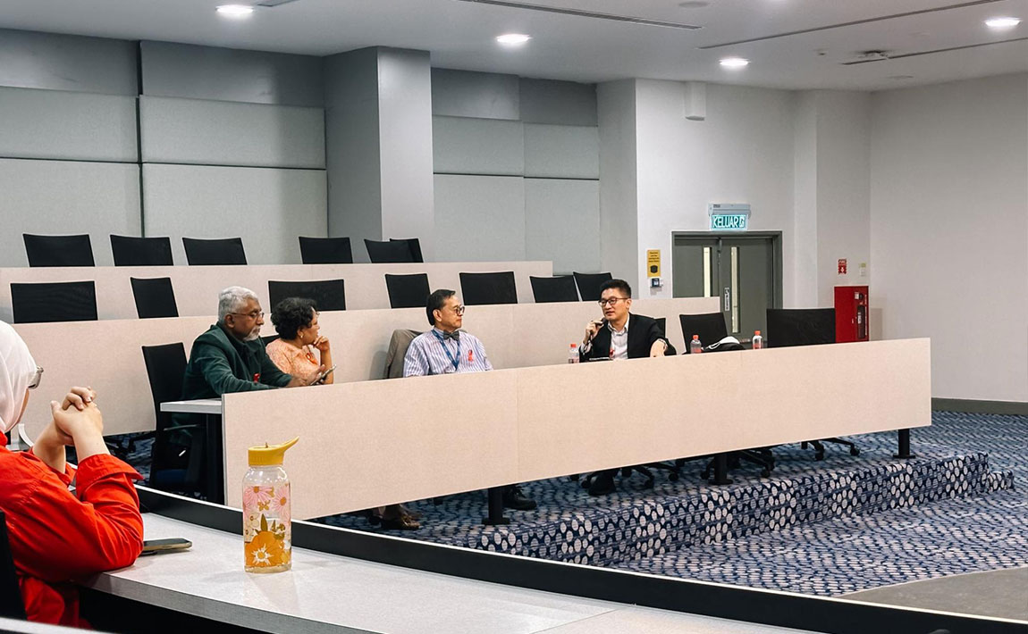 Lecturers discuss at the lecture theatre